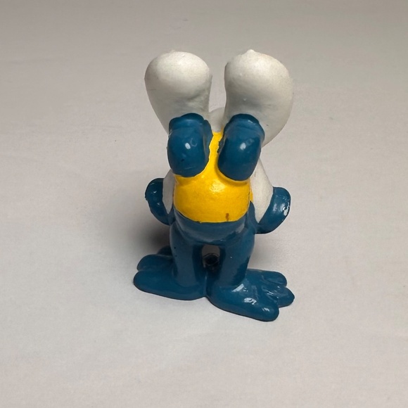 Vintage Handstand Smurf Figurine – Bully W. Germany – © Peyo - Picture 3 of 7